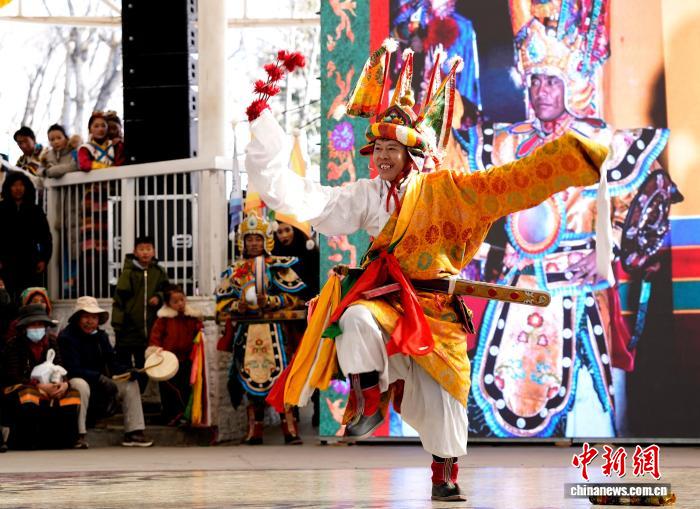 西藏拉萨：布达拉宫脚下上演服饰秀