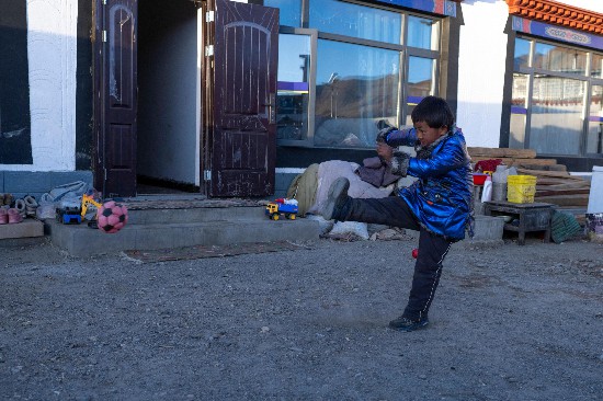 次仁普尺的弟弟在院子里玩耍。人民网记者 翁奇羽摄
