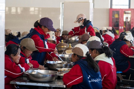 中午时分,学生们在食堂用餐。人民网记者 翁奇羽摄