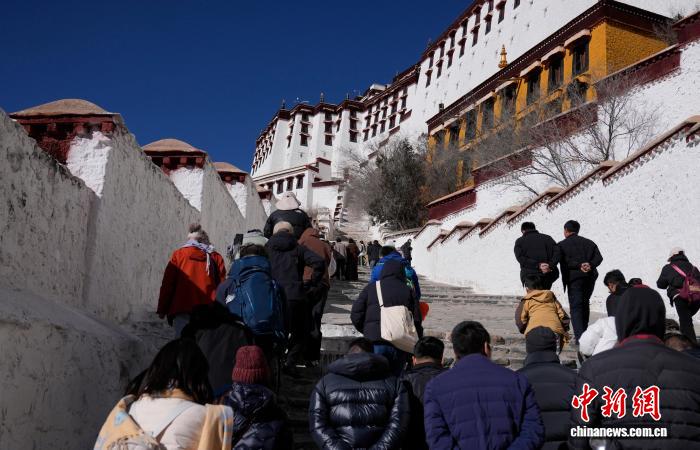 “冬游西藏”进行时游客免费游览布达拉宫