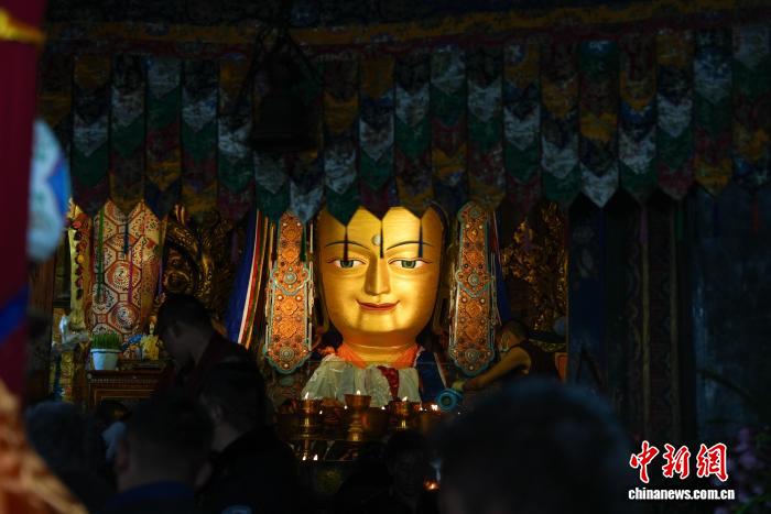 (新春走基层)藏历新年期间西藏哲蚌寺游客信众络绎不绝
