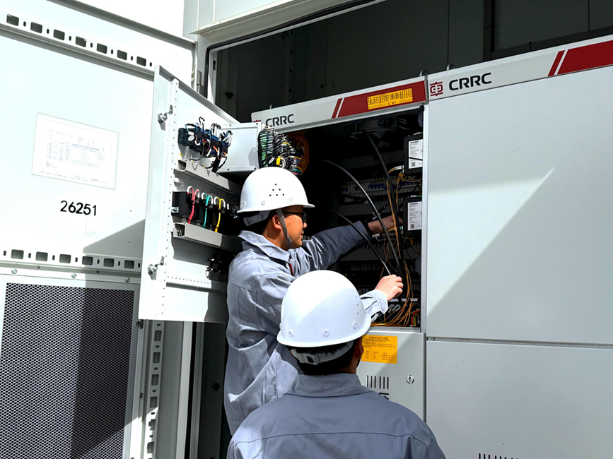 运维人员精细检修,保障清洁电力稳定输出。人民网记者 吴雨仁摄