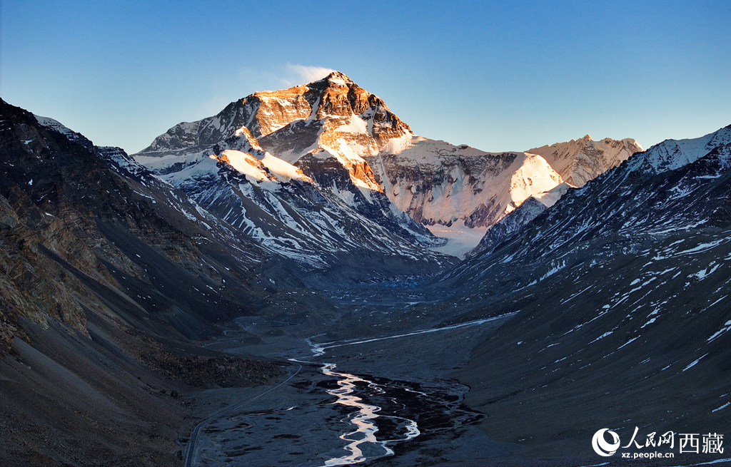 珠峰金顶映峡谷。人民网记者 吴雨仁摄