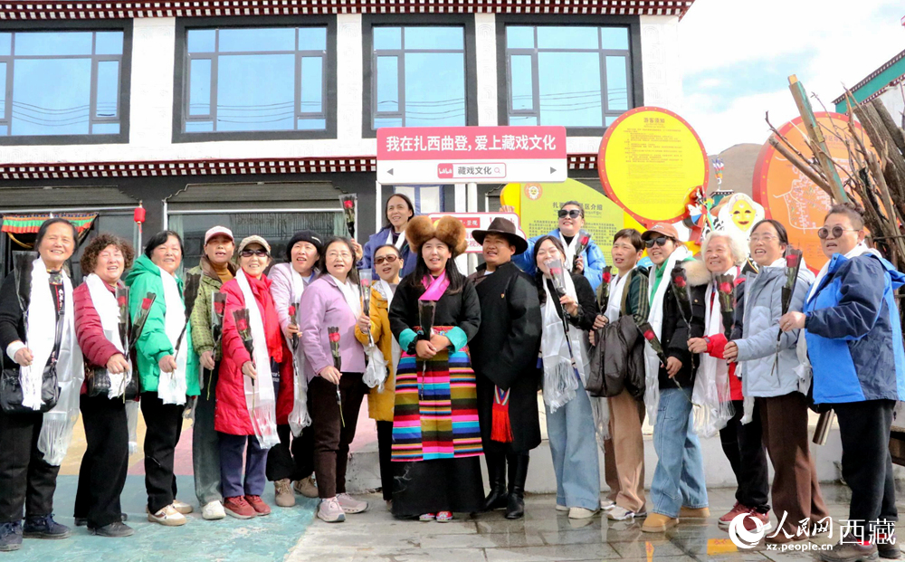 鄂藏游客在扎西曲登社区合影。人民网记者 吴雨仁摄