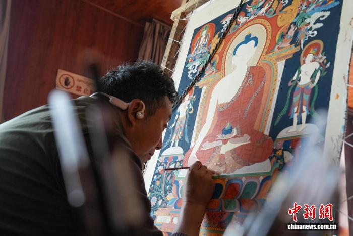 西藏日喀则传承唐卡技艺传统手工业带动民众增收