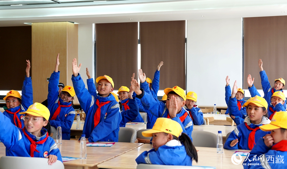 孩子们课堂举手互动。人民网记者 吴雨仁摄