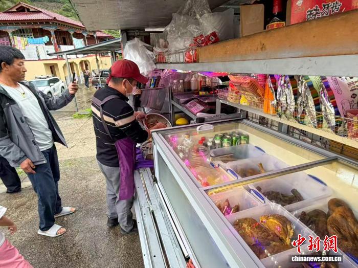 （滇藏公路50年）“袖珍超市”开进西藏墨脱乡村