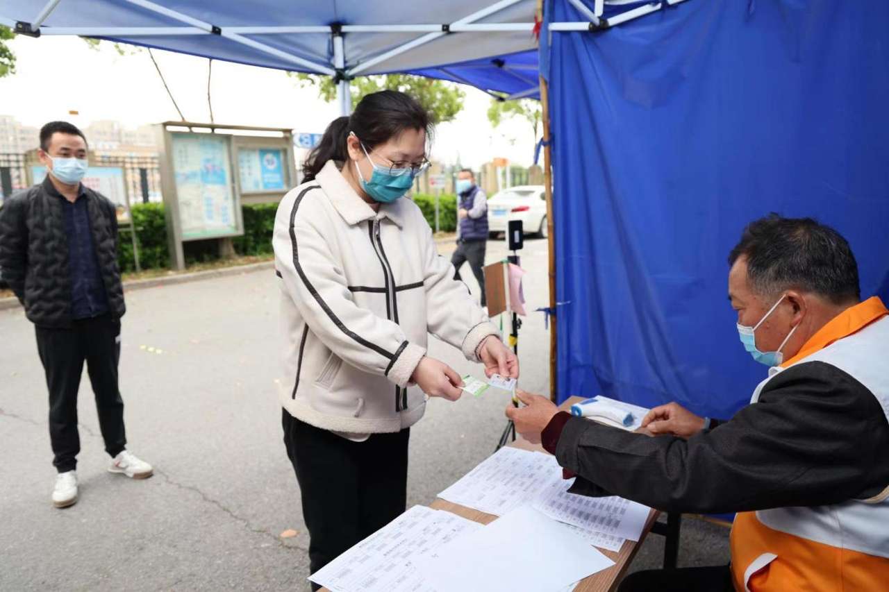 上海金山朱泾镇：居民有序出门购物，商超使用场所码