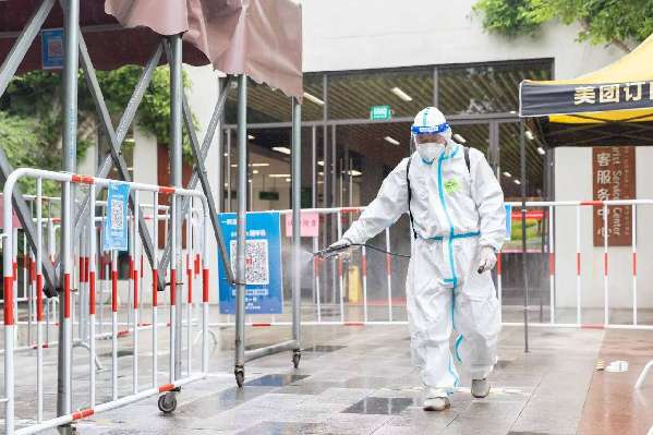 沪郊生态园恢复开放，首批游客雨中赏花