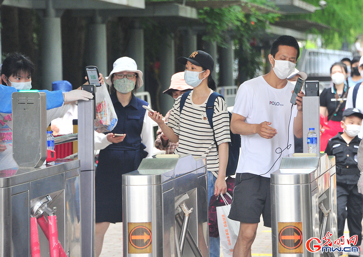 【组图】上海：端午小长假首日 世纪公园乐迎游客严而有序