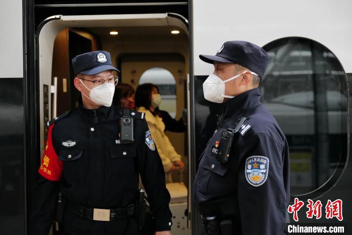 图为乘警长王聪带徒弟王科扬出乘。　陈文 摄