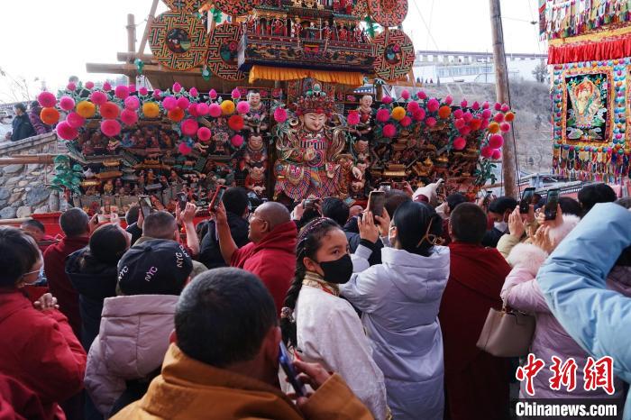 青海塔尔寺：“百年梦境”酥油花吸引近十万民众朝佛观瞻