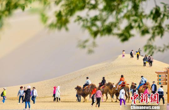 甘肃敦煌开启旅游旺季数万人“五一”畅游鸣沙山