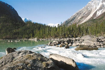 然乌湖美景。图片由昌都市委宣传部提供.jpg