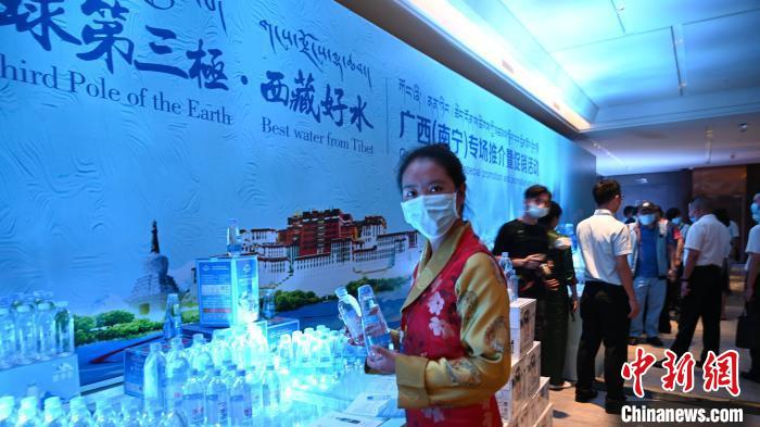 图为7月13日,西藏7家包装饮用水生产企业在广西南宁达成销售意向10.5万吨。 杨志雄 摄