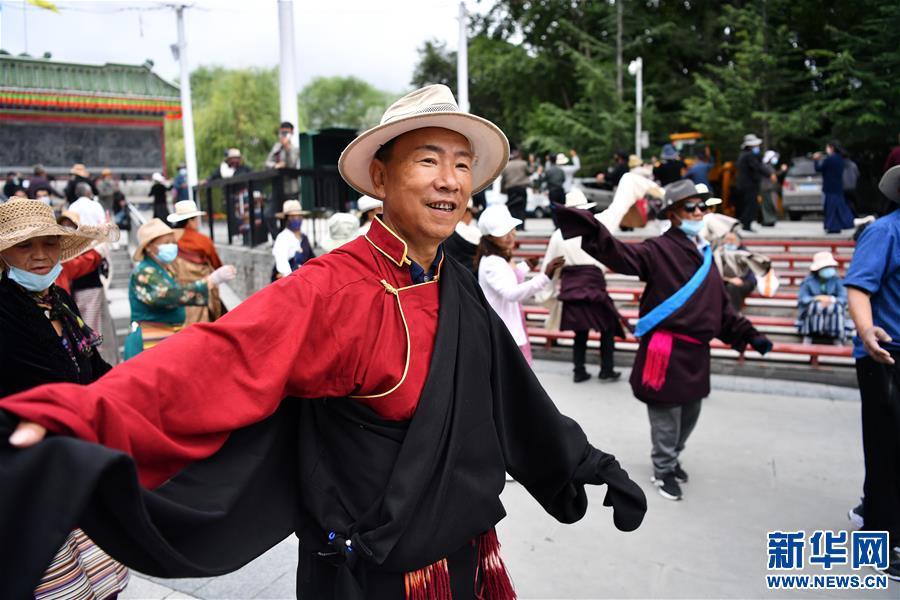 （新华视界）（1）宗角禄康公园里的欢乐锅庄舞