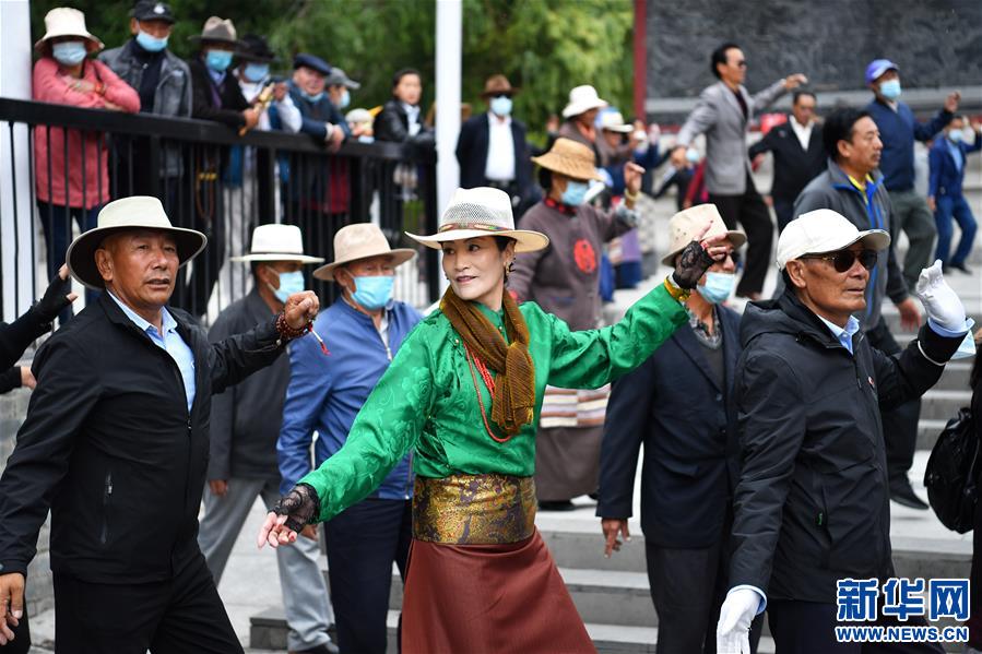 （新华视界）（3）宗角禄康公园里的欢乐锅庄舞