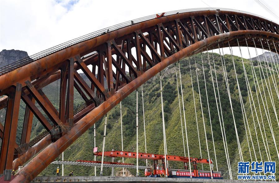 （经济）（4）拉林铁路铺轨至藏木雅鲁藏布江特大桥