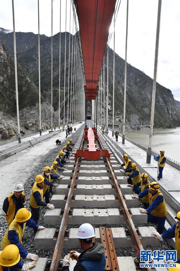（经济）（5）拉林铁路铺轨至藏木雅鲁藏布江特大桥