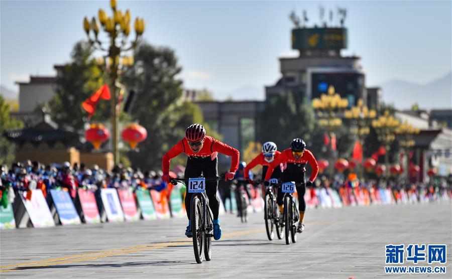 （体育）（3）自行车——第三届跨喜马拉雅自行车极限赛在拉萨完赛