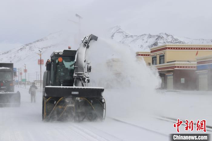 图为该支队官兵正在清理路面积雪。　董尼么太 摄