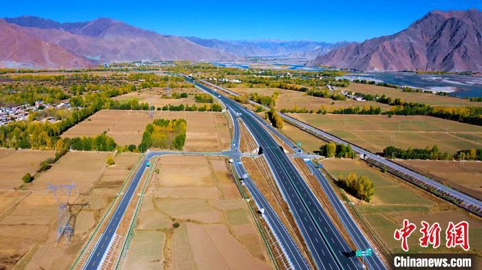 资料图为2月1日正式通车试运行的高速公路段。　西藏自治区交通运输厅供图 摄