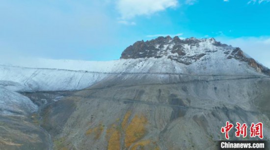 图为边坝县降雪时夏贡拉山段路况。　边坝县融媒体中心供图