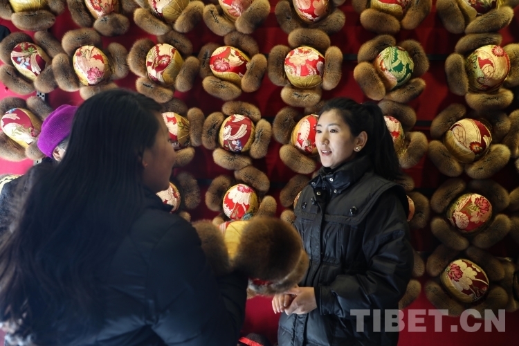 双赢彩票新春走基层｜置办年货添新衣 街头服装生意火爆(图2)