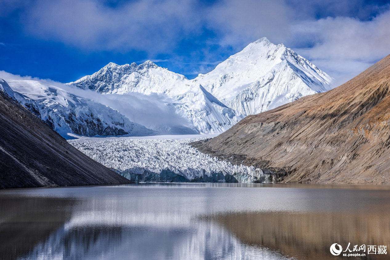 珠峰冰川位于日喀则市定日县。