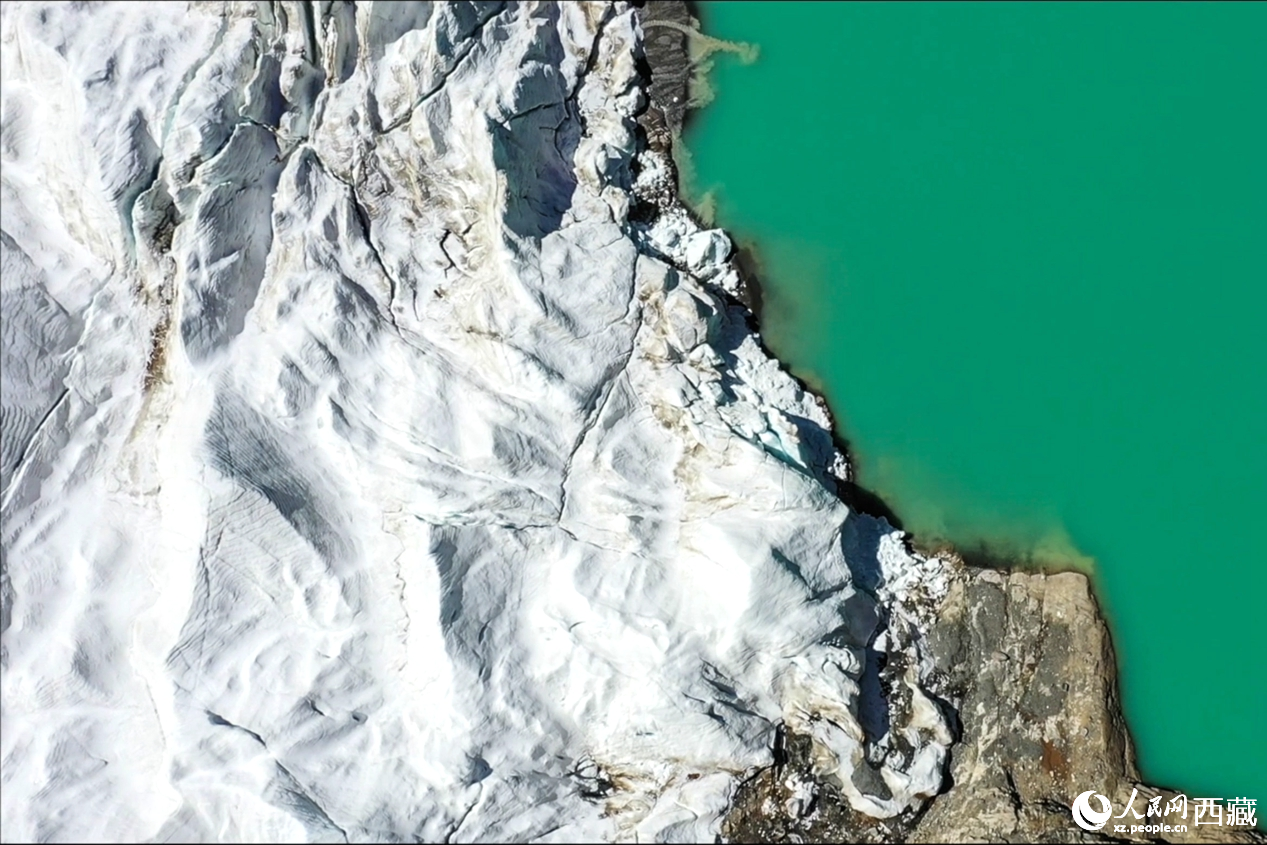 曲登尼玛冰川位于日喀则市岗巴县昌龙乡。