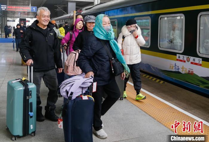 传统特色美食亮相青海直达西藏林芝旅游专列