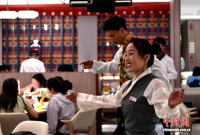 西藏拉萨餐饮特色表演激发消费活力