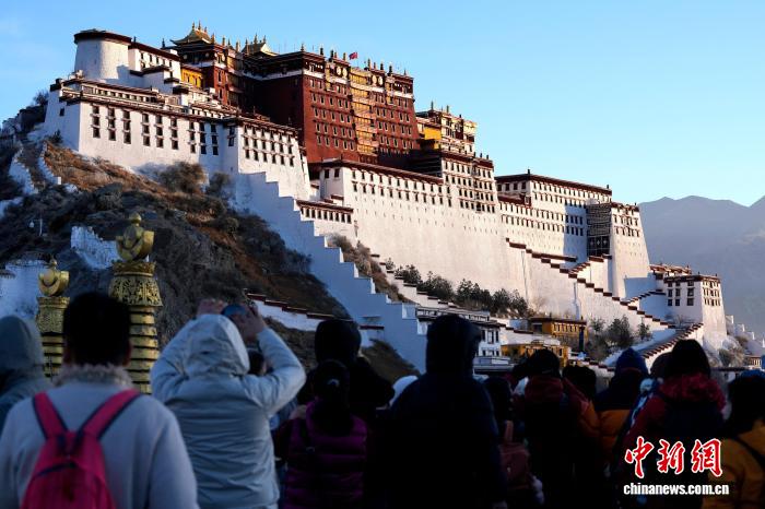游客拉萨观景台迎新年第一缕阳光