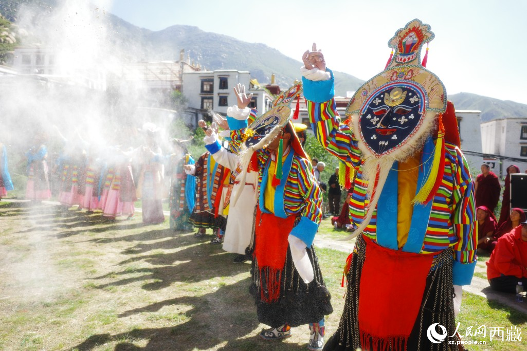 图为伴随吉祥唱词后抛撒糌粑，祝愿现场所有观众平安健康、五谷丰登。人民网记者 次仁罗布摄