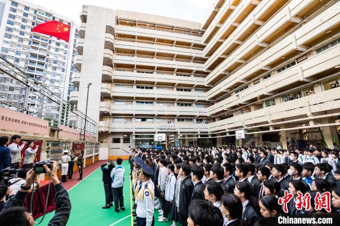 赢博体育下载香港培侨中学举行升旗仪式迎接国家宪法日(图1)